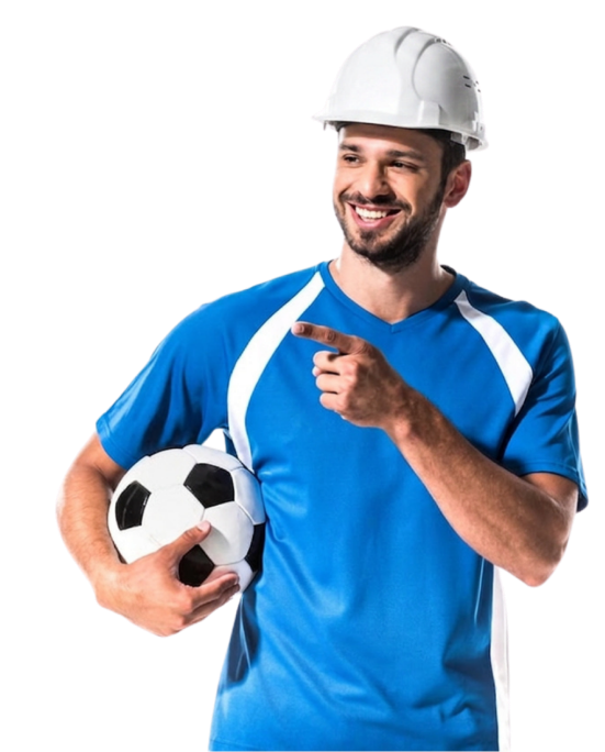 Constructor con casco y balón de fútbol